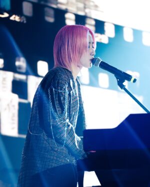 Gigi Cheung Instagram - 《IF MUSIC BE THE FOOD OF LOVE 》 🍏

人生第一次的solo concert ，消化咗兩日，仲喺show嗰mood 度，仍然夢幻仍然感動。

多謝所有令今次演出發生嘅所有人

多謝GAME GUYS @hirsk_ @joyceeechor @step_ip 💚
今次加咗兩位成員一齊玩 @makaa0325 @aaaanthonyc 多謝你哋係咁短時間要handle 咁多首歌，特別係rearrange 好多首covers，而每一首都好啱vibe~
記得MD Khris 到show day 整show 嘅interlude 整到朝早七點🥹
And @chan_bernard ,your cello is so beautiful ,仲要完show 先知大家APA 係同一屆，不過你係music school 
and also thank you for your vocal production @freezlhy 

多謝visual and creative team  @adrian_lhc @peterlammmmm @lauonin @chansuetwing 
六個字：洗唔洗咁靚呀！真係要搞多一次放映會！
 @luimusick quick change 快手淡定
仲有 @ur2slow_isa @adrienneeeeda 處理大小事務 

感謝所有嘉賓 @dcdessy @sophysophyw @mcheung1201 ,每一位都係我十分欣賞嘅音樂人，能夠同你哋喺台上面唱歌一齊玩，好享受好盡興。仲有特別彩蛋 @sabrinasa ,we are one ,u r my soulmate my beloved sis ,今次一齊唱百試不厭係我哋難忘嘅回憶👯‍♀️

多謝主辦 @collabhk_official ,特別係 @isaacwoo ,冇你唔會促使到今次合作，大家一齊同一條船希望製作不一樣嘅演出，亦多謝 @warnermusichk嘅配合同支持同上下所有同事，epecially Gordon ,Carmen ,beyond ,ANR @robinchi @wilson.chowchunkit @erinyan0418 
對我嘅照顧同教導。

多謝 @halftalkyan ,冇你我應該唔會喺幾年內企到上呢個舞台，多謝你咁有品味發現我，一直相信支持鼓勵同埋督促，大家合作同創造咗好多嘢，多謝你喺呢個show嘅所有心機付出同諗法，亦見證住我成長，深深感激。

多謝我屋企人,演藝學院,一丁,朋友,聽眾,gummies and all who support/inspire/love and helping me in my music journey 

多謝 meowmeow team @chichili @myos_zivyeung 出道到而家一齊試咗好多唔同嘅造型。

多謝art direction嘅 @karsonliu 好鍾意鏡嘅設計同substage 嘅舞台

多謝今次為大家帶嚟香氣體驗嘅 @prescent.hk 同提供drinks & wine嘅 @raredram_io 

多謝場地 @portal.212 ,好多fds 睇完話嗰場有feel 又chill

多謝@alienallenalien and Vivian and Jamie APA gang 負責cue 埋show 

至於今次 styling 方面，多謝我屋企衣櫃，亦買咗啲衫mix and match,last outfit 件merch tee 就由 @shukit119 tailor made

最後係多謝我自己,我喜歡和相信我的創作

哩一切一切都唔係必然 得到滿滿的愛和力量

我知自己仲有好多不足好多可以進步嘅地方，多謝大家陪我一齊行，我一定會繼續努力繼續創作希望繼續可以透過我嘅作品同大家連結。

多謝所有入場的朋友 亦再一次感謝各位
期待下一次
🙏🏻

📸 @peterlammmmm @dchantie