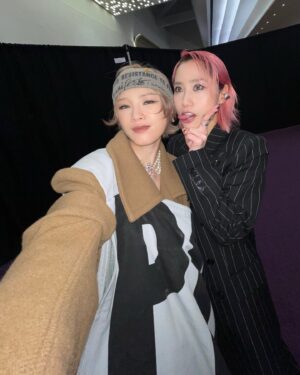 Gigi Cheung Instagram - 感動的晚上 (PROUD!)
特別是看見好朋友ssss 得獎，好叻好替你們高興。歌手dj們說觸動人心的說話都聽進心裏去。
2024 發佈了不少作品，謝謝仍然喜愛我和喜愛我的創作的你們。
2025 我會繼續努力，繼續相信，繼續創作。
我們都做著我們喜愛的事，我們也值得被喜愛。

#2024年度𠮟咤樂壇流行榜頒獎典禮

makeup @chichili 
hair @myos_zivyeung 
styling @huberttsui 
outfit @dolcegabbana 
boots @giuseppezanotti 
accessories @sljlondon
photos @peterlammmmm