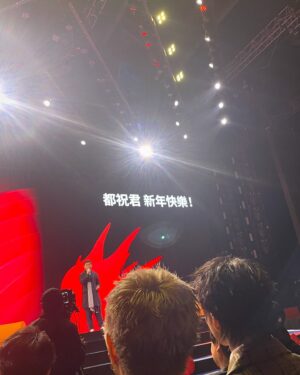 Gigi Cheung Instagram - 感動的晚上 (PROUD!)
特別是看見好朋友ssss 得獎，好叻好替你們高興。歌手dj們說觸動人心的說話都聽進心裏去。
2024 發佈了不少作品，謝謝仍然喜愛我和喜愛我的創作的你們。
2025 我會繼續努力，繼續相信，繼續創作。
我們都做著我們喜愛的事，我們也值得被喜愛。

#2024年度𠮟咤樂壇流行榜頒獎典禮

makeup @chichili 
hair @myos_zivyeung 
styling @huberttsui 
outfit @dolcegabbana 
boots @giuseppezanotti 
accessories @sljlondon
photos @peterlammmmm