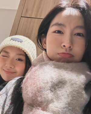 Gigi Yim Instagram - 論角度的重要性🥲
不同角度，製造不同面孔🎭