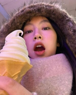 Gigi Yim Instagram - 論角度的重要性🥲
不同角度，製造不同面孔🎭