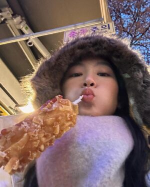 Gigi Yim Instagram - 論角度的重要性🥲
不同角度，製造不同面孔🎭