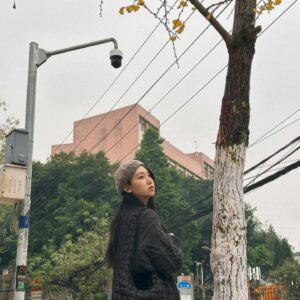 Gigi Yim Instagram - 今次嘅post我願稱之為認不出G系列
還有因為入面嘅幾個post我願意稱之為最造作的一個post
所以我即刻擺咗其他相燉返勻個味道🥴
希望大家鍾意🤪
有一張相我擁有咗水光肌，唔知大家Get唔Get到🤣🤪

重慶的貓兒真的很黏人🥹