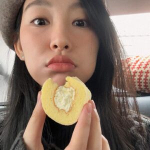 Gigi Yim Instagram - 今次嘅post我願稱之為認不出G系列
還有因為入面嘅幾個post我願意稱之為最造作的一個post
所以我即刻擺咗其他相燉返勻個味道🥴
希望大家鍾意🤪
有一張相我擁有咗水光肌，唔知大家Get唔Get到🤣🤪

重慶的貓兒真的很黏人🥹