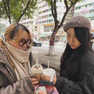 Gigi Yim Instagram - 今次嘅post我願稱之為認不出G系列
還有因為入面嘅幾個post我願意稱之為最造作的一個post
所以我即刻擺咗其他相燉返勻個味道🥴
希望大家鍾意🤪
有一張相我擁有咗水光肌，唔知大家Get唔Get到🤣🤪

重慶的貓兒真的很黏人🥹