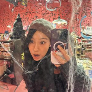 Gigi Yim Instagram - 今次嘅post我願稱之為認不出G系列
還有因為入面嘅幾個post我願意稱之為最造作的一個post
所以我即刻擺咗其他相燉返勻個味道🥴
希望大家鍾意🤪
有一張相我擁有咗水光肌，唔知大家Get唔Get到🤣🤪

重慶的貓兒真的很黏人🥹