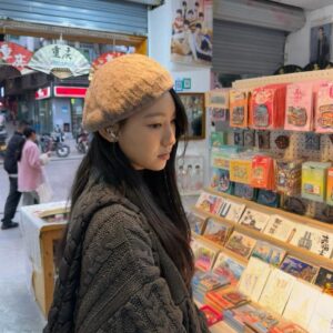 Gigi Yim Instagram - 今次嘅post我願稱之為認不出G系列
還有因為入面嘅幾個post我願意稱之為最造作的一個post
所以我即刻擺咗其他相燉返勻個味道🥴
希望大家鍾意🤪
有一張相我擁有咗水光肌，唔知大家Get唔Get到🤣🤪

重慶的貓兒真的很黏人🥹