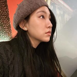 Gigi Yim Instagram - 今次嘅post我願稱之為認不出G系列
還有因為入面嘅幾個post我願意稱之為最造作的一個post
所以我即刻擺咗其他相燉返勻個味道🥴
希望大家鍾意🤪
有一張相我擁有咗水光肌，唔知大家Get唔Get到🤣🤪

重慶的貓兒真的很黏人🥹