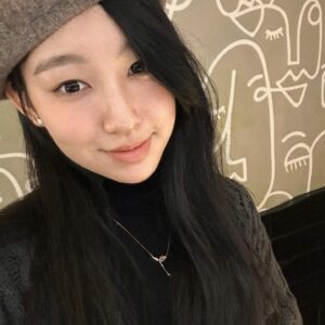 Gigi Yim Instagram - 今次嘅post我願稱之為認不出G系列
還有因為入面嘅幾個post我願意稱之為最造作的一個post
所以我即刻擺咗其他相燉返勻個味道🥴
希望大家鍾意🤪
有一張相我擁有咗水光肌，唔知大家Get唔Get到🤣🤪

重慶的貓兒真的很黏人🥹