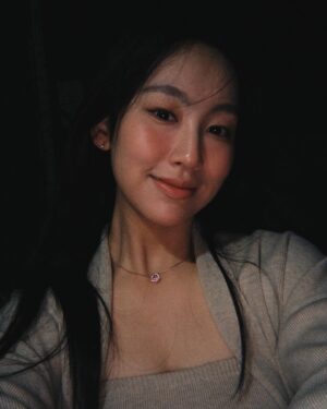 Gigi Yim Instagram - 最近挺喜歡用這個Apps的，雖然有幾張相唔關事，但祝大家新年快樂，身體健康，心想事成🧨🎇🎆