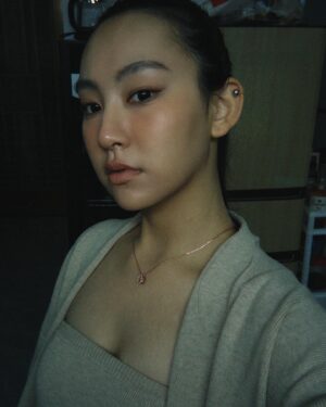 Gigi Yim Instagram - 最近挺喜歡用這個Apps的，雖然有幾張相唔關事，但祝大家新年快樂，身體健康，心想事成🧨🎇🎆