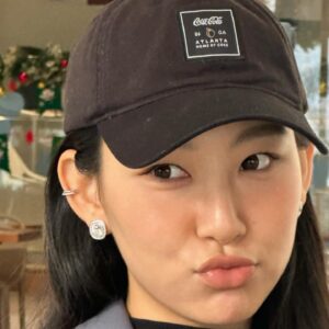 Gigi Yim Instagram - 重慶之旅
角度重要性 2

我的第一次……
或者……是最後一次。🤪
唔知你哋明唔明

要維持扮cool真係好難，我放棄了挑戰。。。。。。

同埋其實我有去搵A仔同D仔，但係我哋竟然唔記得影相留念😂🥴

求回答（我的Baby fat好似減少了，因為我發現我的面形好似同以前唔一樣了）😱😱😱
你們覺得呢？
難道我的膠原蛋白流失了？😱😱😱😭😭😭😭
