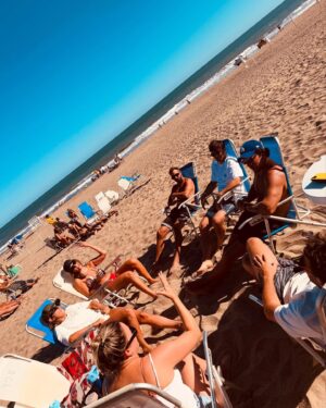Gimena Accardi Instagram - cómo sacarle jugo a 4 días en el mar:

- una persona que ama la vida de playa
- mi rey sin corona
- tardes de mates y medialunas
- sutil esperando que caliente el agua
- desayunando al lado de los caballos en el @haras.hoteldecampo 
- también hay pile
- y spa…
- retando al homer
- sirenas fuera del mar? 
- más amigos 
- Olguita
- sirenas fans de la playa
- tour gastronómico
- selfie
- te amo mdq