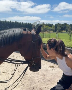 Gimena Accardi Instagram - cómo sacarle jugo a 4 días en el mar:

- una persona que ama la vida de playa
- mi rey sin corona
- tardes de mates y medialunas
- sutil esperando que caliente el agua
- desayunando al lado de los caballos en el @haras.hoteldecampo 
- también hay pile
- y spa…
- retando al homer
- sirenas fuera del mar? 
- más amigos 
- Olguita
- sirenas fans de la playa
- tour gastronómico
- selfie
- te amo mdq