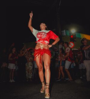 Giovana Cordeiro Instagram - A minha fé me faz insistir na arte e a minha arte é sempre o canal para a fé dar um jeito de me deixar saber que eu tô no caminho certo. Elas alimentam uma a outra.

Eu entro em cena quando piso aqui. Pra mim, é tudo a mesma coisa. É tudo expressão, entrega, verdade, estudo e comprometimento. Eu sou artista porque é de arte que eu vivo, é de arte que eu me alimento e tenho profundo respeito por ela. Não quero saber de mais nada. 

O Carnaval é também o meu palco. Aqui, assim como em cena, eu percebo de novo a fé apontando um caminho próspero. Reconheço. Agradeço. 

Lembro de Dona Marita e de como a minha Umbanda une a minha família e me fez ganhar outra: uma família que me ensina a movimentar junto a natureza. Não tem coisa mais linda que isso.

Percebo que tenho encarado imprevistos de maneira diferente. Não me assusto. Confio. A oportunidade de seguir irradiando enquanto refaço a rota é o que me instiga! Nunca nada veio fácil mesmo. No final das contas parece que sempre foi essa a única opção que a vida me deu: continuar dançando. Arte é insistência. O que me faz artista é meu fôlego. 

Pode vir. Não temo. Porque na minha vida tem magia, tem arte, tem festa e tem muito axé. Onde quer que eu vá, que eu celebre a energia de quem nunca me deixa sozinha. 

Salve o povo da encruzilhada! LAROYÊ 🌶️