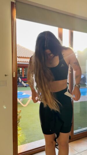 Gisela Pulido Instagram - grabarme esto mientras pienso "vaya flipada" es una realidad 🙈

quedó top! me gusta hacer estos vídeos así más de "lifestyle"!! os gustan? 🤭

@adidas @adidas_es