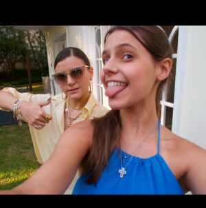 Giulia Nassa Instagram - Bibiu, minha primeira amiga e também com quem tive minhas primeiras brigas, me ensinou o que era o sentimento de empatia e o de ciúmes, me prova todos os dias que é possível amar o que torna uma pessoa diferente de você (opostas quase). Você já sabe tudo que eu sinto por você, não preciso falar ou escrever aqui e vice e versa, a gente tem aquela relação quase cinematográfica de irmãs de sitcom que vivem brigando mas sabem que são melhores amigas. Te acho tão inteligente, linda, cheia de personalidade! Falo com orgulho pra todo mundo “minha irmã vai ser médica”, “se você me achou bonita precisa ver minha irmã, minha versão melhorada”, “minha irmã que é boa nessas coisas” e nem acredito que vc já tem 18 anos… pelo menos eu vou passar menos vergonha agora pra falar pras pessoas que minha irmã mais nova é mais responsável que eu hahah. Te amo biron, Anna, purple sister, filha onça e todas as outras coisas que a gente brincava. (Só vc pra me fazer postar uma música da Taylor rs, te amo bebezinha) 💜