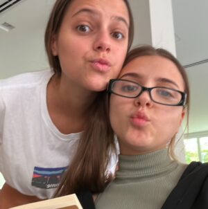 Giulia Nassa Instagram - Bibiu, minha primeira amiga e também com quem tive minhas primeiras brigas, me ensinou o que era o sentimento de empatia e o de ciúmes, me prova todos os dias que é possível amar o que torna uma pessoa diferente de você (opostas quase). Você já sabe tudo que eu sinto por você, não preciso falar ou escrever aqui e vice e versa, a gente tem aquela relação quase cinematográfica de irmãs de sitcom que vivem brigando mas sabem que são melhores amigas. Te acho tão inteligente, linda, cheia de personalidade! Falo com orgulho pra todo mundo “minha irmã vai ser médica”, “se você me achou bonita precisa ver minha irmã, minha versão melhorada”, “minha irmã que é boa nessas coisas” e nem acredito que vc já tem 18 anos… pelo menos eu vou passar menos vergonha agora pra falar pras pessoas que minha irmã mais nova é mais responsável que eu hahah. Te amo biron, Anna, purple sister, filha onça e todas as outras coisas que a gente brincava. (Só vc pra me fazer postar uma música da Taylor rs, te amo bebezinha) 💜