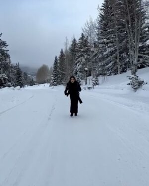 Gloria Trevi Instagram - Como cambian los papeles en la vida, un día mamá te carga otro día tú cargas a tus hijos y derrepente ellos te hacen volar…🩵❄️☃️ @miguelarmandogt