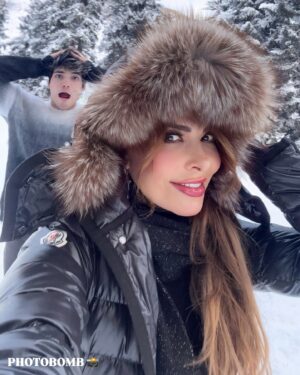 Gloria Trevi Instagram - Como cambian los papeles en la vida, un día mamá te carga otro día tú cargas a tus hijos y derrepente ellos te hacen volar…🩵❄️☃️ @miguelarmandogt