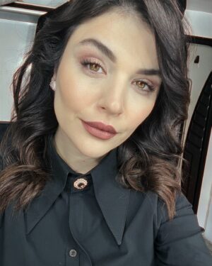 Gonca Vuslateri Instagram - Sometimes the heart is like a piggy bank. It is necessary to throw away the cheap and heavy things inside. When you become a mother, you can find a precious piece of yourself everywhere. This is the real wealth.

🤟🏼

#backstage #baby #bluetime

#leyla

⚡️