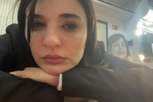 Gonca Vuslateri Instagram - Bugün kalbim bi ayrı cızlıyor.
Birden depreşen özlemimden grip halimle arayıp da facetime’dan sevdiğim Asya kuzucuk iki hareketle ekranın fotoğrafını çekmiş.

Sete girdim Levent’in mesajı: 

“Kızımız, kendisine duyduğun özlemi ölümsüzleştirdi.”

Hiç bitmeyecek duygularım benim. 

İyi ki doğdun babamız. Yanınızda olmadığım için üzülürken beni şaşırtmayı yine başardınız.

Kızımın çektiği ilk fotoğraf.
9 aylık parmaklarıyla💞

Ağlattınız beni💫
Zira griballikten teşneyim de:)