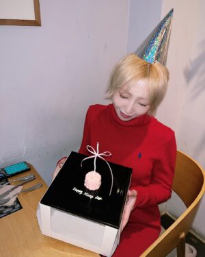 Gong Min-ji Instagram - HAPPY MINZY DAY❤️
느좋 한 입 케이크 냠!
소중한 사람들과 함께였던 하루🍰🍔🤭

2025년도 마음 따뜻한, 행복한 일들이
차곡차곡 쌓여지는 한 해가 되길 바라며😉
축하해주신 모든 분들 감사해요✨