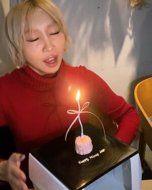 Gong Min-ji Instagram - HAPPY MINZY DAY❤️
느좋 한 입 케이크 냠!
소중한 사람들과 함께였던 하루🍰🍔🤭

2025년도 마음 따뜻한, 행복한 일들이
차곡차곡 쌓여지는 한 해가 되길 바라며😉
축하해주신 모든 분들 감사해요✨