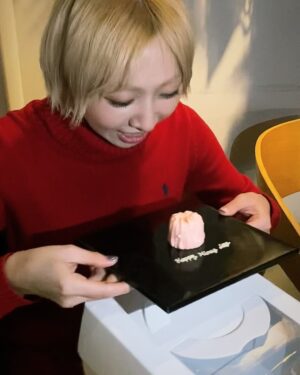 Gong Min-ji Instagram - HAPPY MINZY DAY❤️
느좋 한 입 케이크 냠!
소중한 사람들과 함께였던 하루🍰🍔🤭

2025년도 마음 따뜻한, 행복한 일들이
차곡차곡 쌓여지는 한 해가 되길 바라며😉
축하해주신 모든 분들 감사해요✨