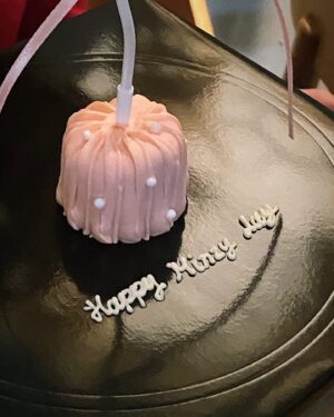 Gong Min-ji Instagram - HAPPY MINZY DAY❤️
느좋 한 입 케이크 냠!
소중한 사람들과 함께였던 하루🍰🍔🤭

2025년도 마음 따뜻한, 행복한 일들이
차곡차곡 쌓여지는 한 해가 되길 바라며😉
축하해주신 모든 분들 감사해요✨