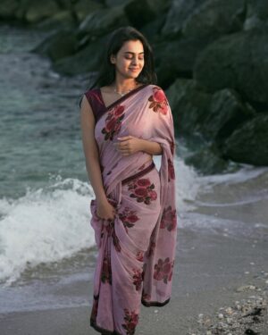 Gopika Udayan Instagram - 🌊
Saree and sand: the ever beautiful blend.