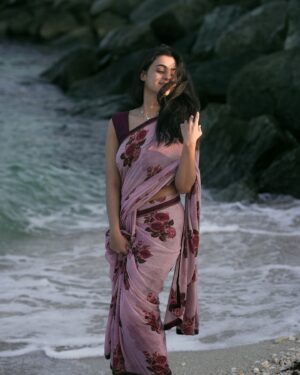 Gopika Udayan Instagram - 🌊
Saree and sand: the ever beautiful blend.