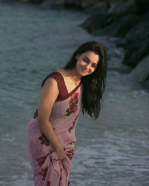 Gopika Udayan Instagram - 🌊
Saree and sand: the ever beautiful blend.