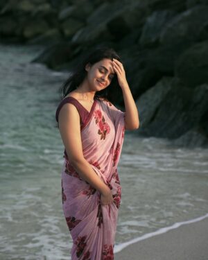 Gopika Udayan Instagram - 🌊
Saree and sand: the ever beautiful blend.
