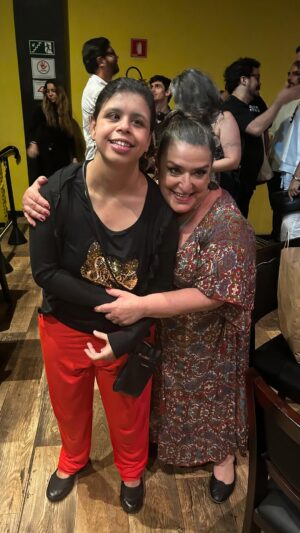 Grace Gianoukas Instagram - Como é bom ter fãs que se tornam amigos. @jumachado818 e sua mãe @leda.machado.46 são preciosidades que meu trabalho trouxe.

Muito obrigada pelo carinho e atenção!
Amo vocês! ❤️