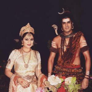 Gracy Singh Instagram - He is Tridev, he is Mahadev🔱. His silence has a lot of meaning.. 
Blessed to play granddaughter of Lord Shiva .. as Santoshi Maa 
#happymahashivratri

महाशिवरात्रि की शुभकामनाएं
 🌷
.
#mahashivratri2021
@dineshkanwarmehta
