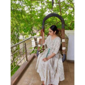Gracy Singh Instagram - Embracing Healthy worklife balance.. 
#safeworkplace #natureishealing 
#filming #tvseries #behindthescenes #SantoshiMaa #resortlife #staysafe 
#staypositive