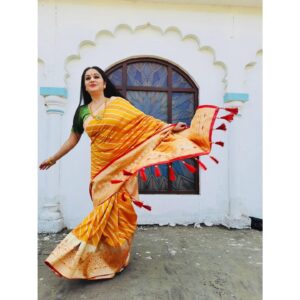 Gracy Singh Instagram - Keep Rising ☀️ 
Feel special, unique, on top of the world.. it's your Day 👑💄🌸👛🥻
. Happy women's Day 💅🏻💐
#internationalwomensday
