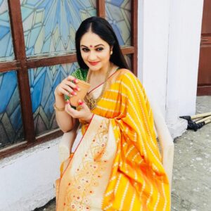 Gracy Singh Instagram - Keep Rising ☀️ 
Feel special, unique, on top of the world.. it's your Day 👑💄🌸👛🥻
. Happy women's Day 💅🏻💐
#internationalwomensday