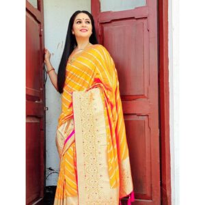 Gracy Singh Instagram - Keep Rising ☀️ 
Feel special, unique, on top of the world.. it's your Day 👑💄🌸👛🥻
. Happy women's Day 💅🏻💐
#internationalwomensday