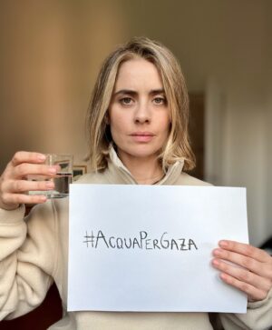 Greta Scarano Instagram - La dignità non si arrende mai. Anche @gretascarano sostiene la campagna “Acqua per Gaza”.

Greta Scarano, attrice e volto amatissimo del cinema e della TV italiana, conosciuta per il suo impegno e la sua sensibilità, ha deciso di schierarsi accanto al popolo palestinese sostenendo la campagna “Acqua per Gaza”.

Gaza non affronta una catastrofe naturale: sta vivendo una tragedia causata da un crudele tentativo di annientamento.
Con un bicchiere d’acqua in mano, Greta ricorda la crisi a Gaza, dove per molti bambini e bambine è tutto ciò che possono bere in un’intera giornata.

➡️ Greta si unisce all'iniziativa di Un Ponte Per per portare attenzione e aiuti concreti a chi ne ha bisogno. Anche tu puoi fare la differenza. 

Scopri di più su come contribuire alla campagna e aiutaci a far sentire la voce di Gaza.

Attivati, Boicotta 1sr4ele, Dona per Gaza. 👉https://shorturl.at/2Xtk6 [link bio]

Ogni gesto conta, ogni voce è speranza.

#AcquaPerGaza