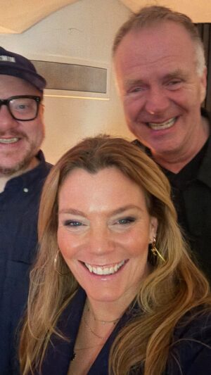 Gry Forssell Instagram - Oljan på vågorna, limmet, medlaren, strategen, ledaren, Lasse.  Åkte till Köpenhamn för att överraska den person som jag tycker så otroligt mycket om, ser upp till (inte bara för att han är två meter lång) och som har varit min kollega och producent sedan 2011. Grattis på 25-årsdagen @gulligedansken  Sluta aldrig ♥️ Lasse Gulligedansken Damjanovska Roldkjær  @gryforssellmedvanner @mixmegapol