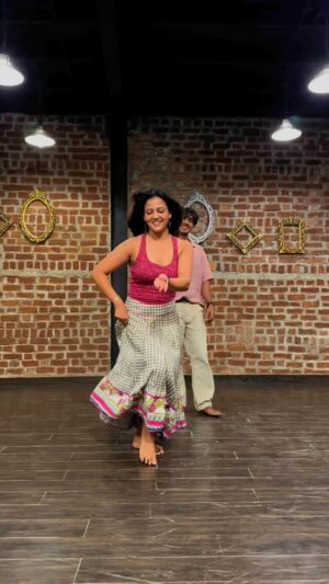 Gulki Joshi Instagram - #Ishq to hai lekin practice nahi hai 🙄, not happy with the finesse but still posting it for #love 
As always thanks to @ashishgirii and @s_u_v and also Nishad (i forgot to take his insta ID) 

#dancereel #reelkarofeelkaro #ishqhai #loveislove #practicepracticepractice #softgirl