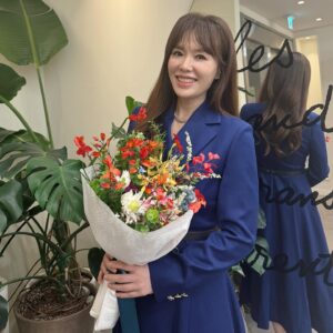 Ha Hee-ra Instagram - 꽃 준비하고..
감사와 기쁨의 자리에 갑니다!
모든것이 은혜입니다…!!

생화보다 더 아름다운 예쁜꽃도 감사합니다!!
@eun_ss_08