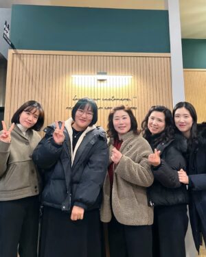 Ha Jae-sook Instagram - 이모저모고모숙모🤗🫥#고성댁

1.하이🤗🌲
2.이모도 좋았고 맛은 더 좋았다  #이모카세
3.맛난거 수도 없이 먹었지만 이스방이 만들어준 생일상이 최고🫰
4.속초아이 27호차
5.노천사우나로 땀빼기(카시아는 여름보다 겨울👍)
6.꿈동산 공사중!!
7.브이
8.바리스타동기들과 속초맛집"어썸"
9.명파환상곡 서울진출(나빼고 사진찍기있기없기)
10.짬뽕을 대하는 진지한 자세
11.겨울엔 복골온천
12.내친구들선물(손꾸락 쥐났던건 비밀)
13.고딩친구지민이랑 은주랑 용평
14.사랑하는 고딩친구가족들 고성나들이(치열했던 먹방은 속초맛집"돈우마을)
15.여보 웃어📸
16.화난거아님
17.발꼬락엄지척 못하는 남자랑 새끼발꾸락 미더덕같이 생긴 여자
18.수영 넘 조아
19.재숙.수향.은미 합동생일케익
