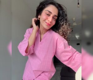Hajra Yamin Instagram - Between reel & real✨
