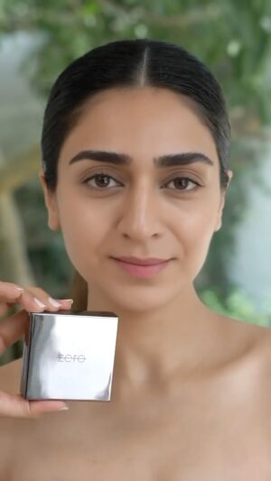 Hajra Yamin Instagram - @hajra_yamin trying out our best selling Face Perfecting Palette in the shade “Ivory” and this is what she said 🌟🤍

Shop now at zeromakeup.com

#ZERO #ZEROMakeup #FacePerfectingPalette #HajraYamin #MinimalMakeup