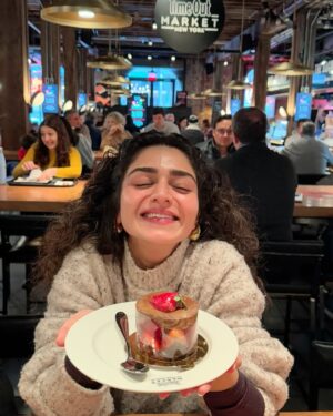Hajra Yamin Instagram - 💋🌺🍜🍓🌃#ny