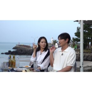 Han Ga-in Instagram - 내일 30일 저녁 6시 짠한형 오픈 하신다 합니다
근데. 왜. 모든 사진이 자세가 둘이 똑같은거죠?
신기하다ㅎㅎ