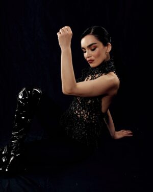 Hande Kaptan Instagram - 🖤
.
.
.
#reklam değil